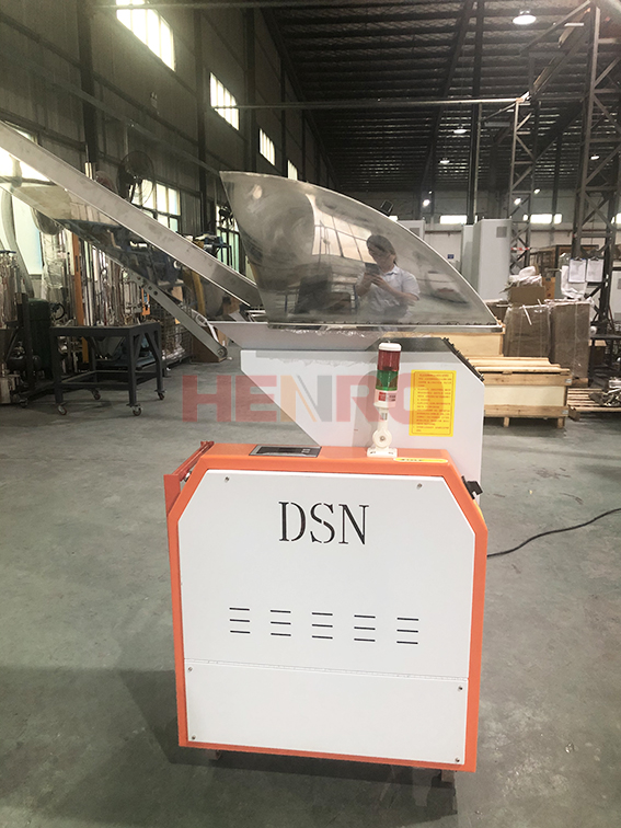 工業(yè)原料再生的關鍵設備：塑料粉碎機